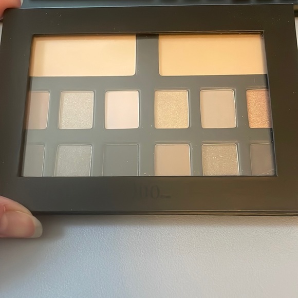 Quo Eyeshadow Pallet - Picture 1 of 2